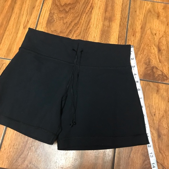 Lululemon Women"s Knock Out Short Black Microstripe Yoga- Size None - Picture 16 of 16